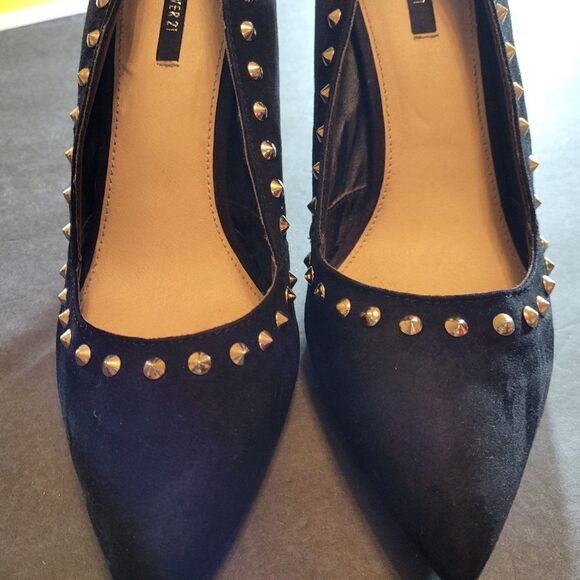 FOREVER 21 ROCKTUD POINTED TOE WOMEN"S STILETTOS PUMP - Picture 2 of 14